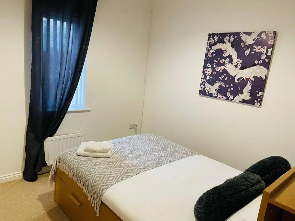 Numero Uno Detached Aparthouse 7 BR Hot Tub Wifi Parking Contractors and Group Friendly