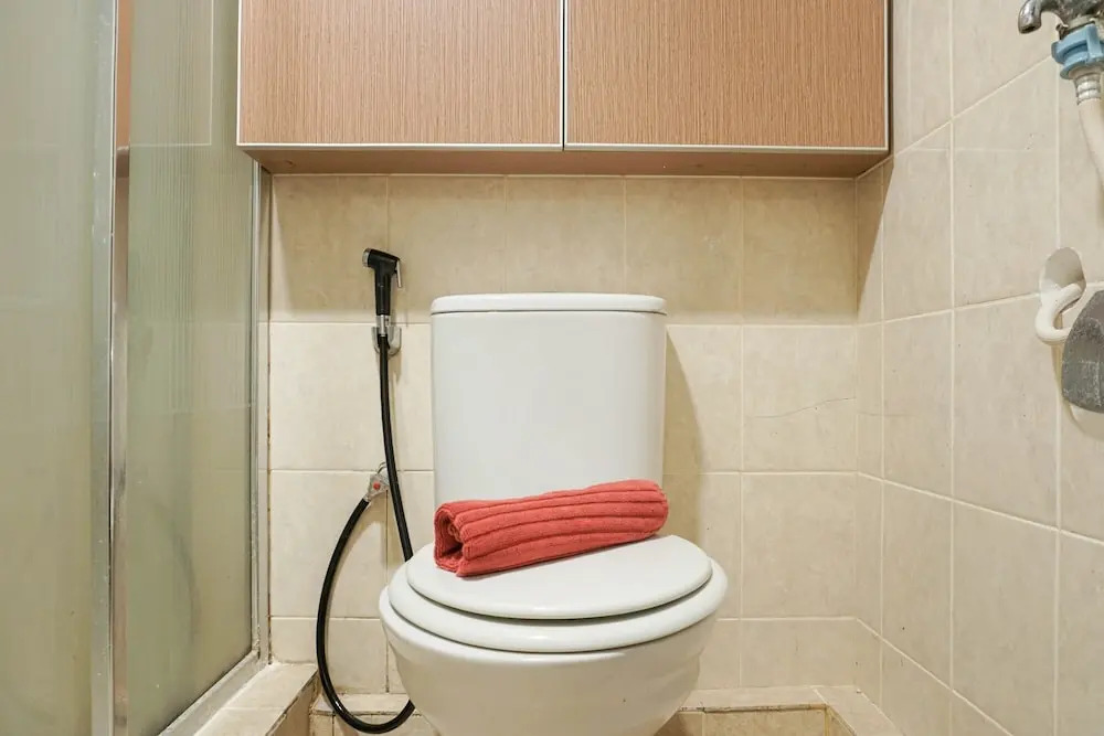 Strategic Location 1BR The Wave Apartment with City View