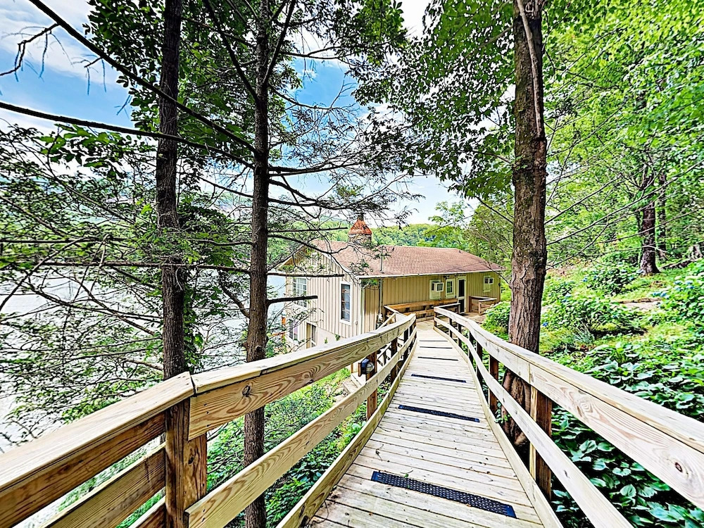 Lakefront : Deck W/ Blue Ridge Mountain View 2 Bedroom Home