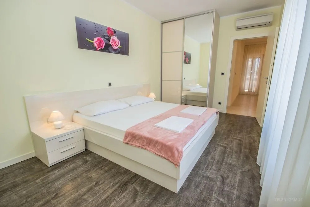Villa Melograno by Domus Mirus - Rooftop Cinema, Pool, 6-Minute Walk to Beach