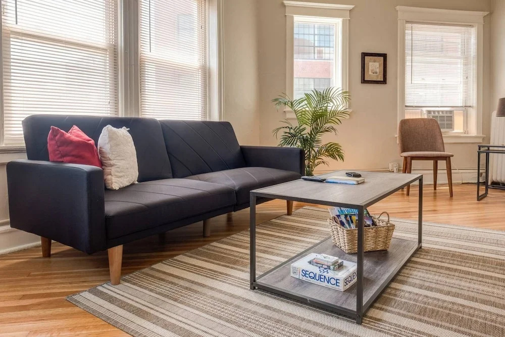 Lively 1 Bedroom Apt Near Lake