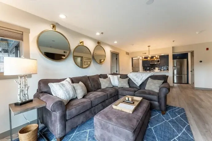Lake Forest Summit Condo: Great Penthouse Views
