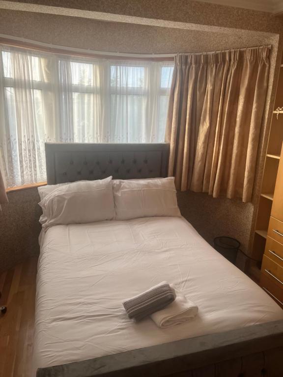TJ Homes - Double room with Single Bed - 3 Min to Tube station - London