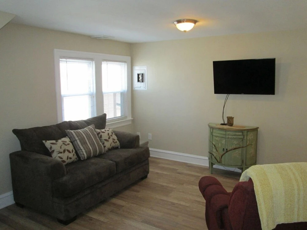 Ww242 East Hand Avenue, 2nd Floor