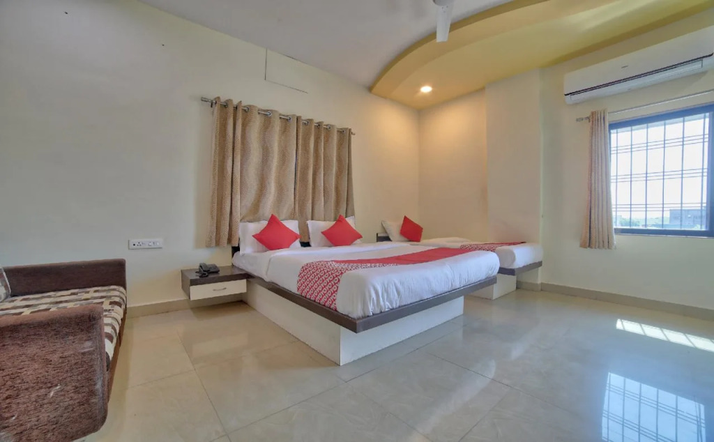 Hotel Risha by OYO