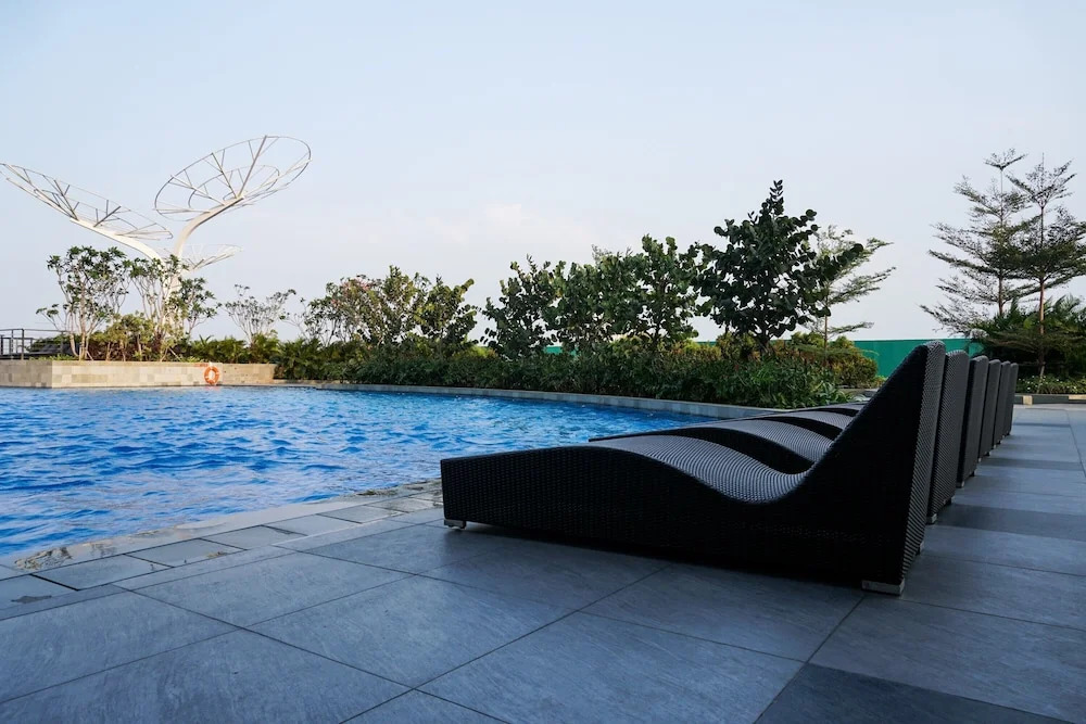 Relax and Comfy with Pool View @ Studio West Vista Apartment