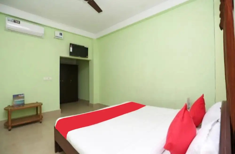 Goroomgo Somnath Rest House Puri