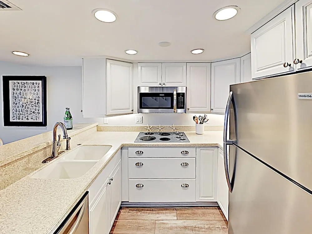 New Listing! Plush W/ Pool & Ocean Views 2 Bedroom Condo
