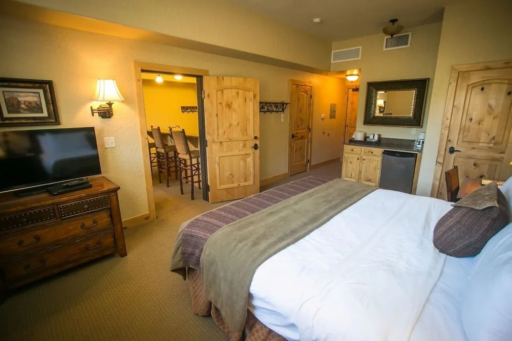 Amazing Mountain Views and Full Kitchen by RedAwning - Save 20% on 7+ Nights!
