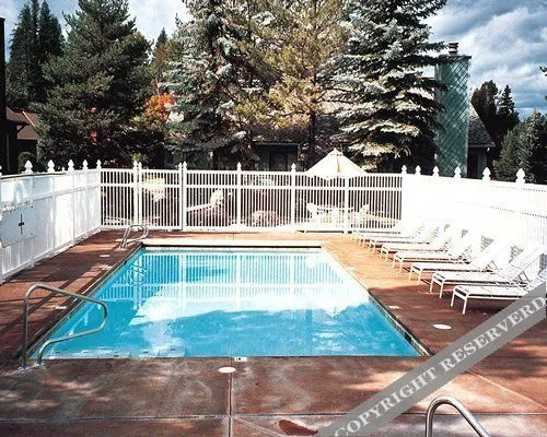 Crestwood Resort