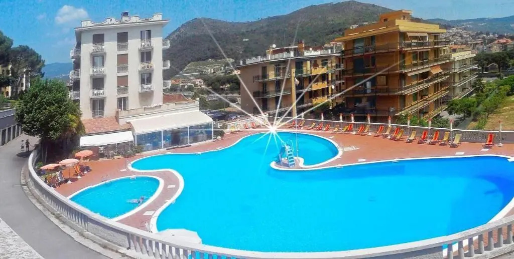650 metri dal Mare - WiFi - Terrazzo - Piscina - A/C