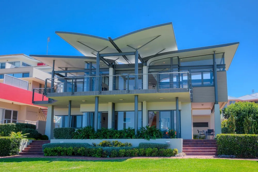 Sails on the Beachfront - Exclusive Seaside Home