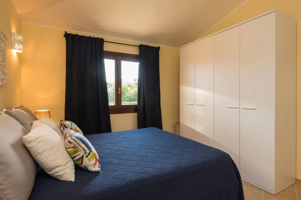 It has 2 bedrooms, 2 bathrooms, large living room with fully equipped kitchen (with microwave, dishw-Perlacea 18