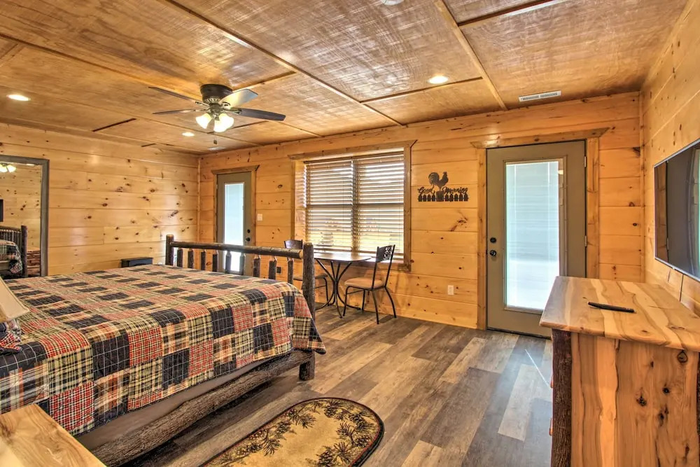 Smoky Mtn Log Cabin w/ Hot Tub & Panoramic Views!