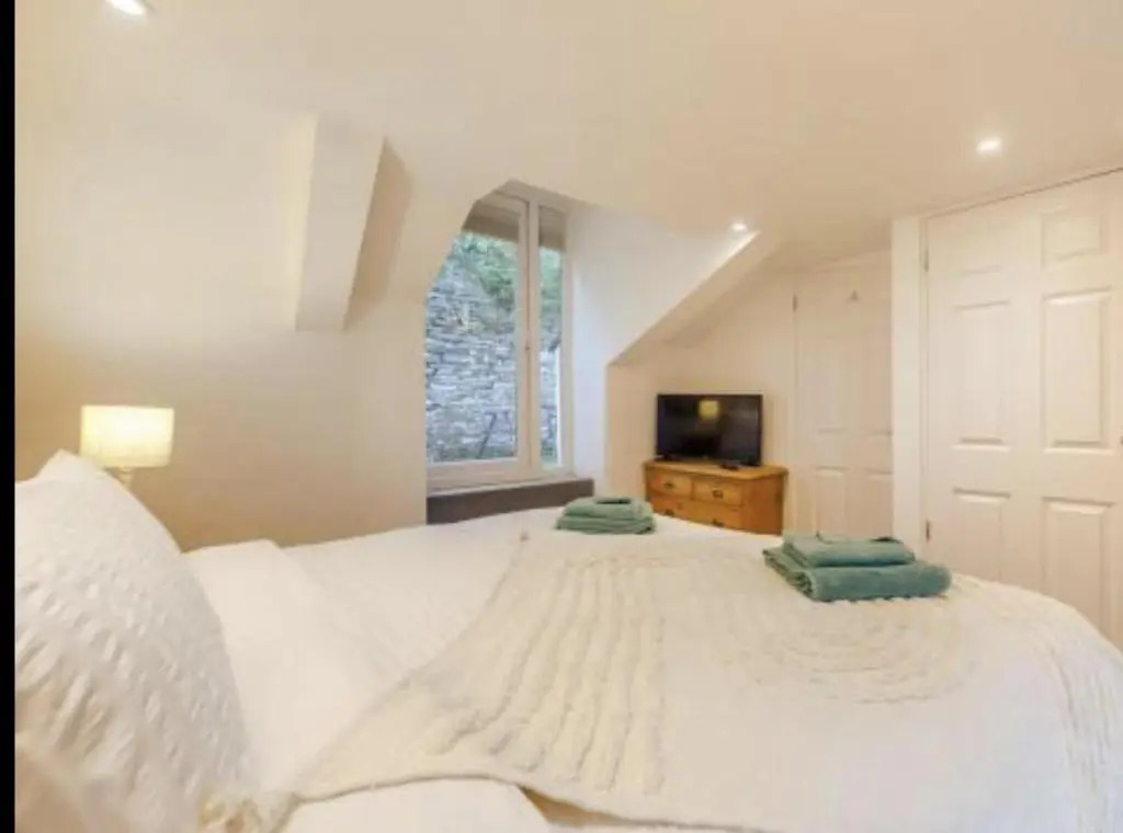 2-bed, Sleeps 4, Pets Welcome, Parking