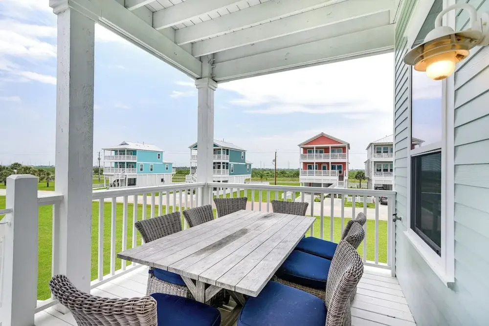 Walk to Ocean! Group Beach House in Galveston