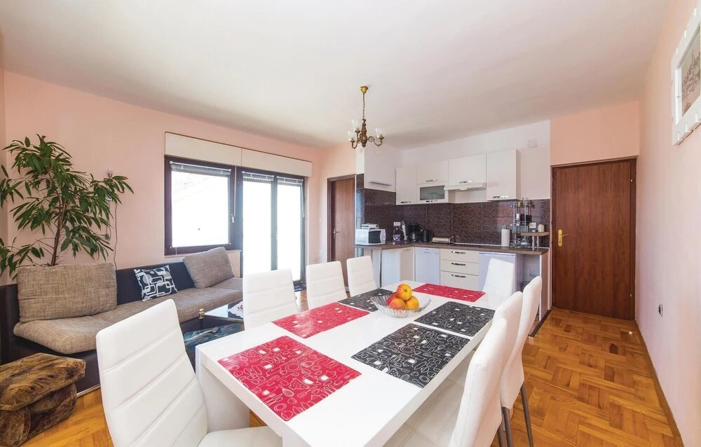 Stunning Home in Okrug Gornji With Wifi and 2 Bedrooms