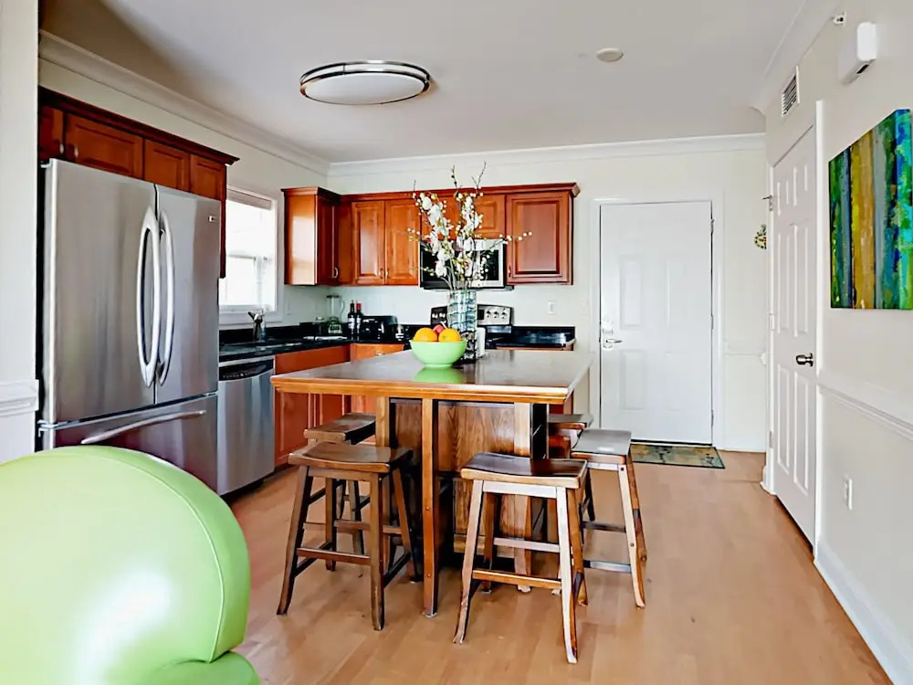 Modern 2br Within 1 Block Of Beach 2 Bedroom Condo