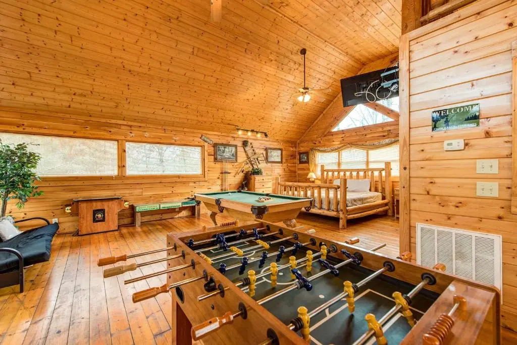 Secret Romance, 2 Bedrooms, Sleeps 8, Pool Table, Hot Tub, Arcade