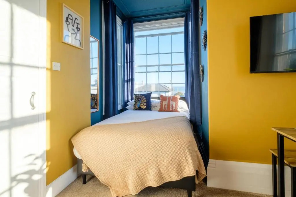 Elegant studio apt nr beach & shops with parking