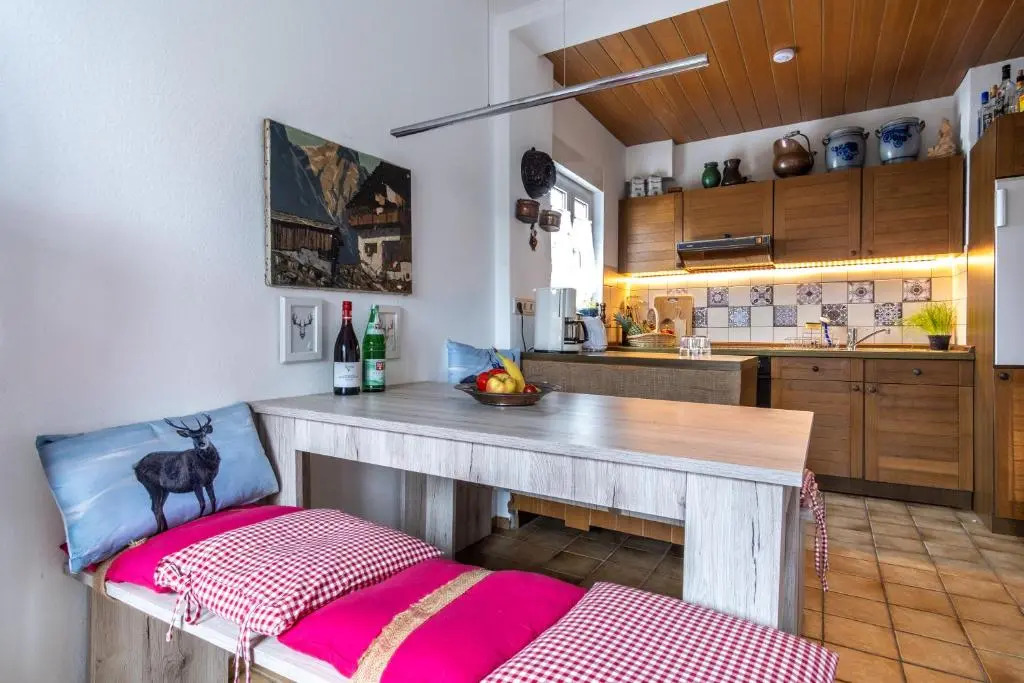 cruwzo I Holiday Home with Balcony, Garden and Terrace