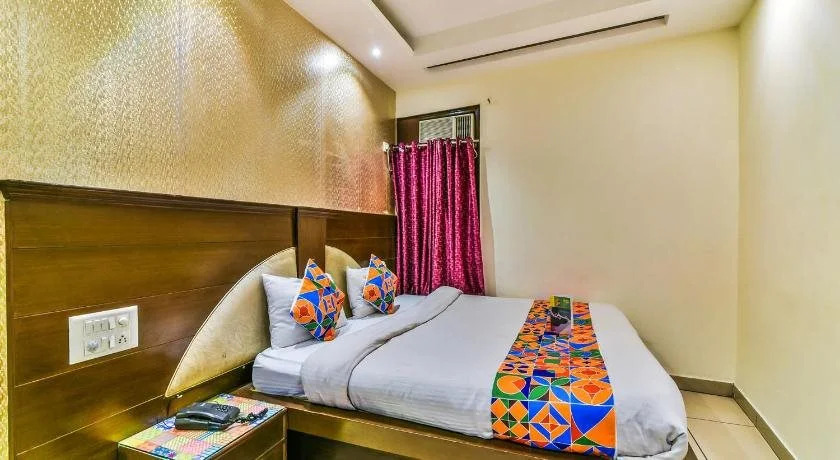 Hotel Le Grand - Walk-in from RK Ashram Metro Station