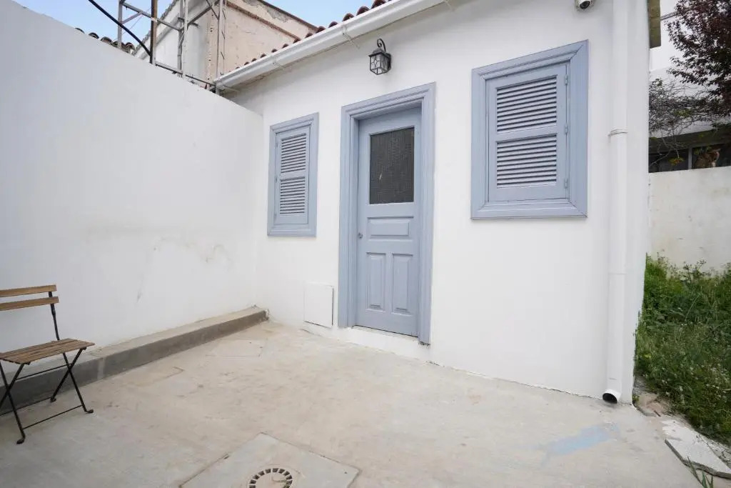 To Hani - Small Studio