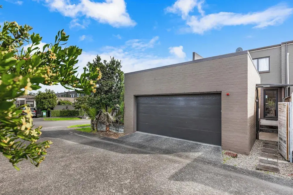 Comfy 4BR Home w Mt Wellington View Zodiak Stays