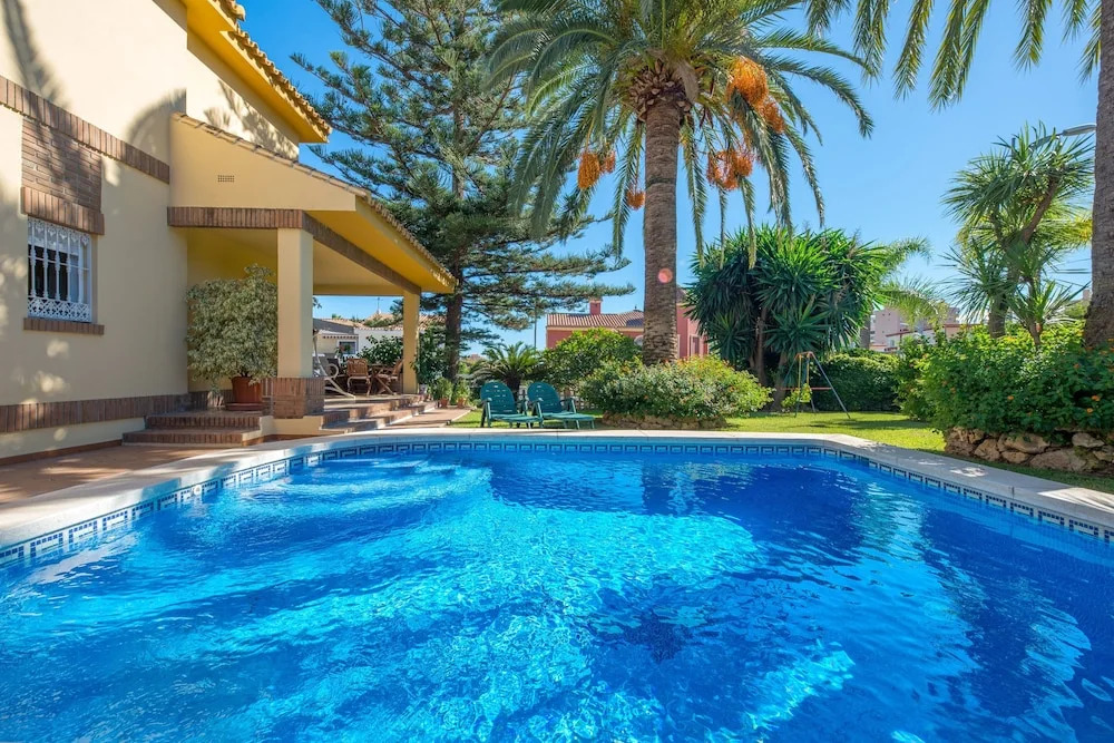 Villa - 5 Bedrooms with Pool and WiFi - 107872