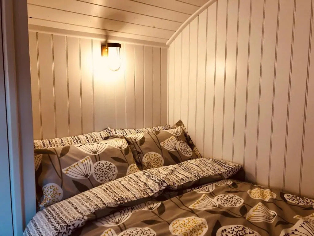 Somerleyton Meadows - The Hideaway Hut & Hot Tub