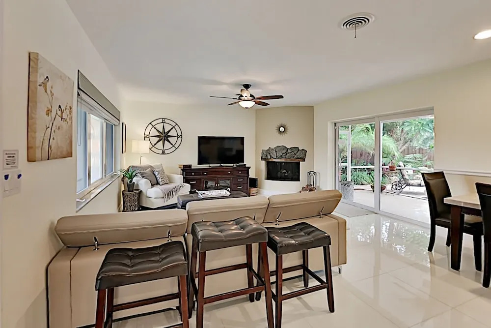 Steps To Beach! Heated Pool, Spa & Chefs Kitchen 3 Bedroom Home
