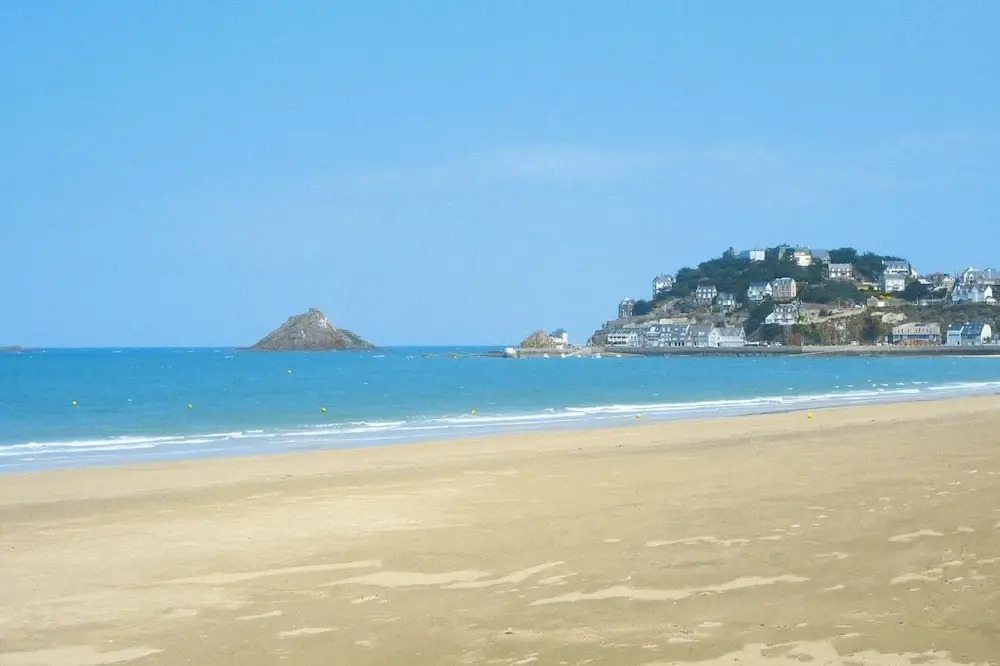 Nice Holiday Home Near the Beach, Hillion