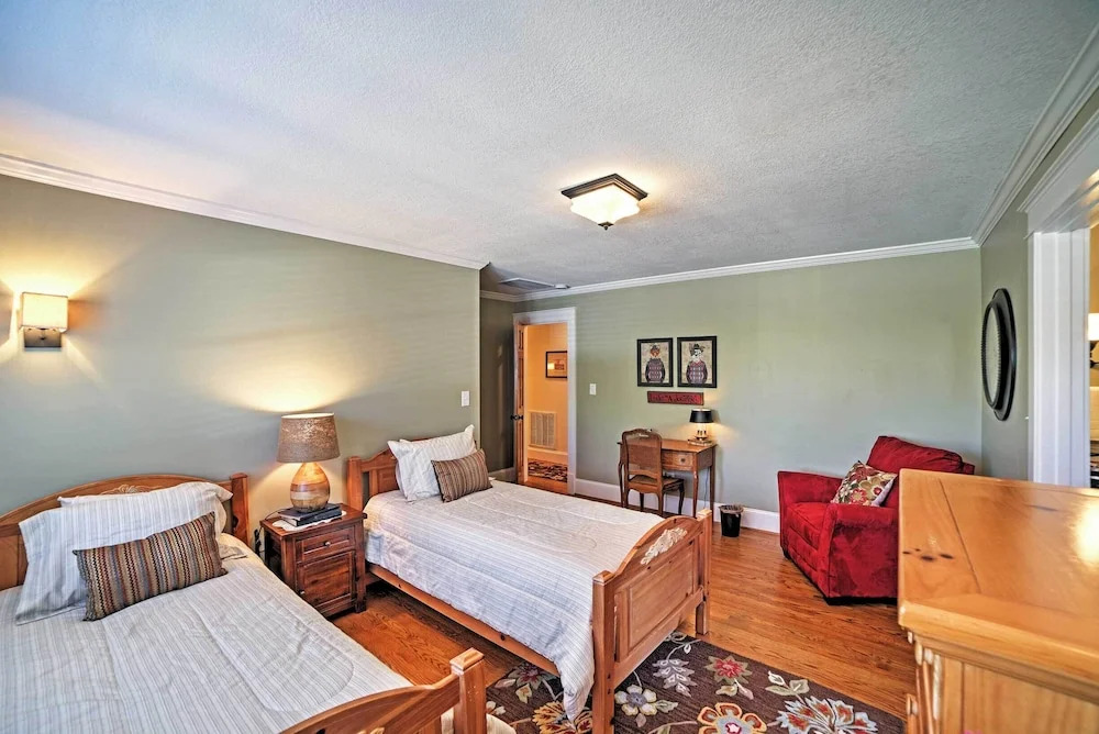 Spacious & Stunning Cleveland Getaway on 1 Acre