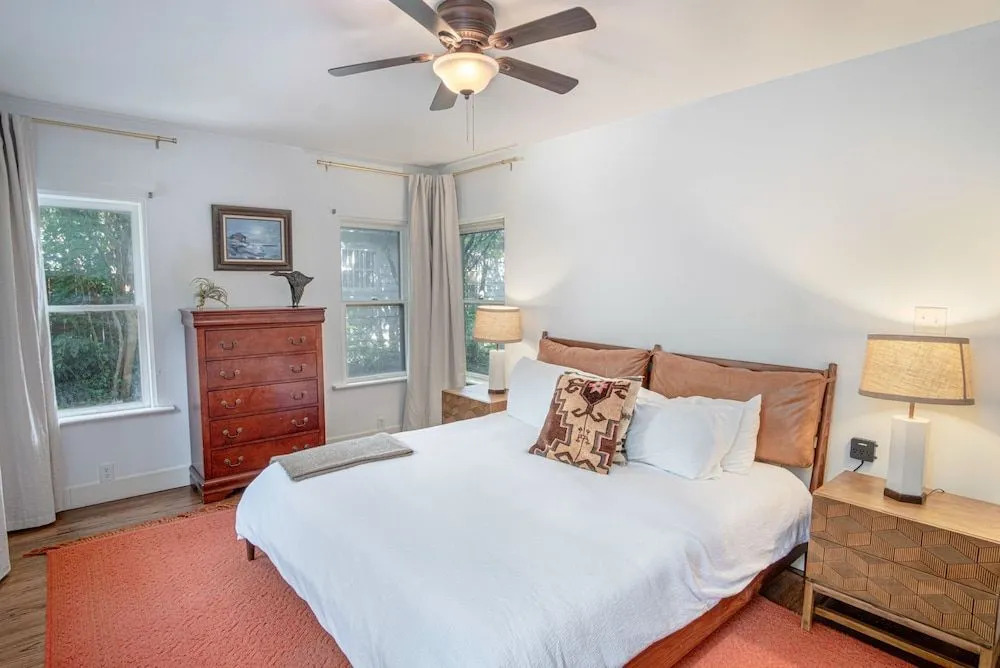 Close to Famous Attractions With Hot Tub and Fire Pit