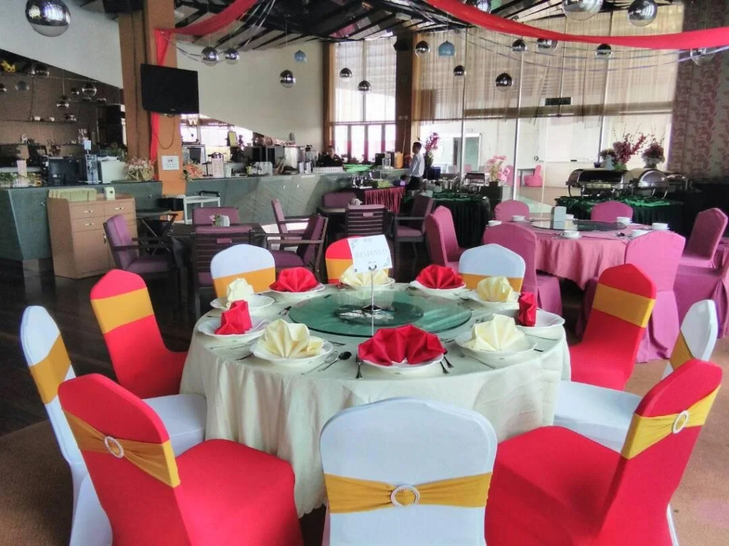 Courtyard Hotel 1Borneo