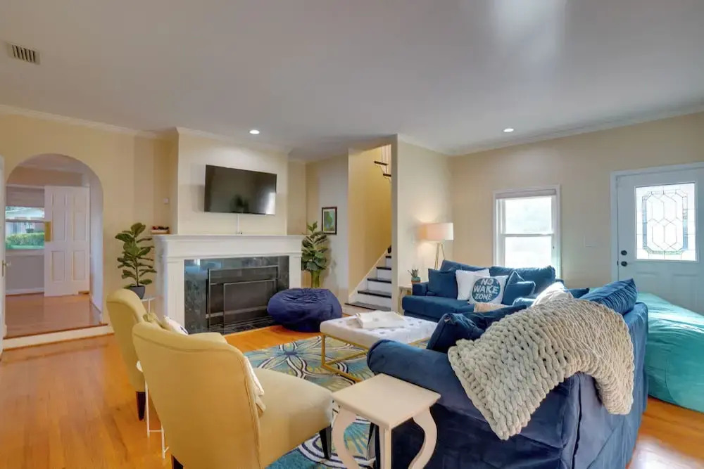 Lakefront Winter Haven Retreat: Hot Tub & Patio!