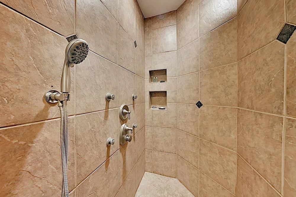 Luxe By The Lake, On-site Pool & Tennis! 3 Bedroom Home