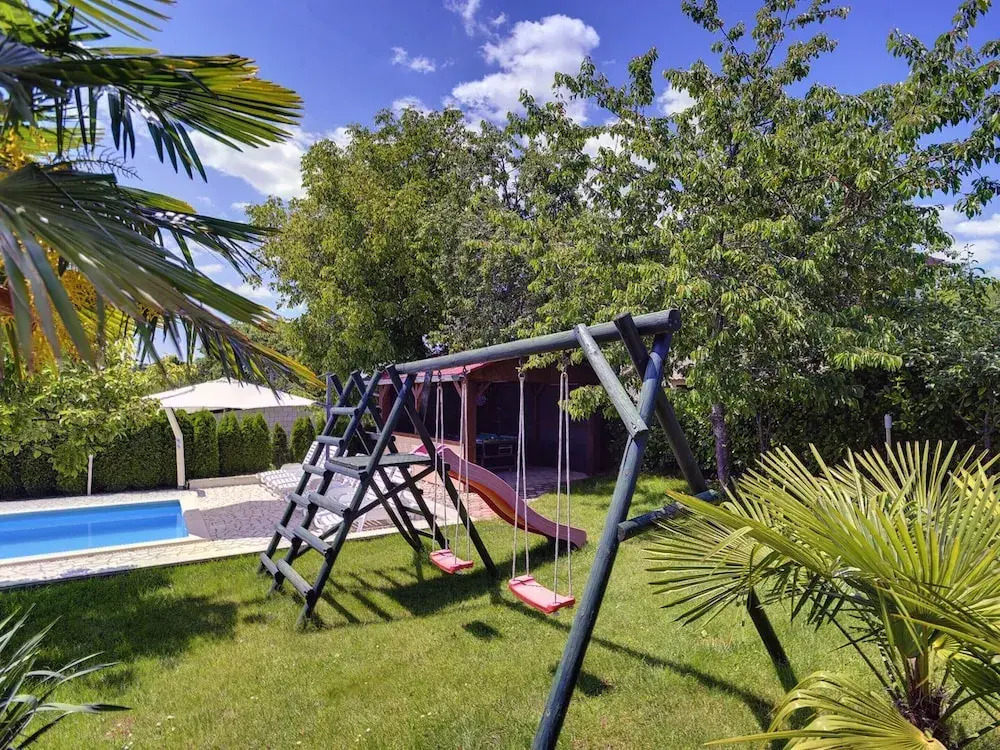 Villa in Bak i with Pool and Playground