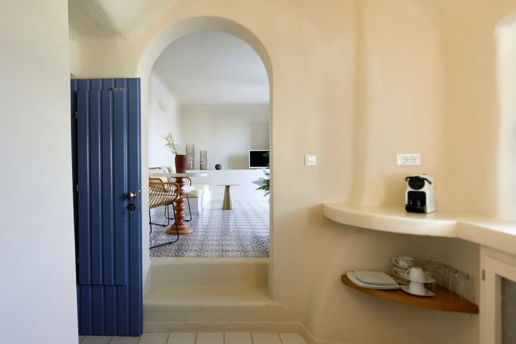 Luna Santorini Suites