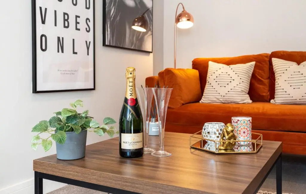Stylish 2 bed town centre apartment with parking