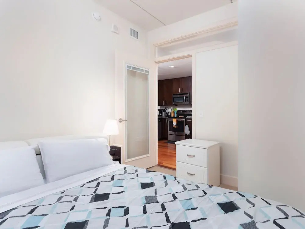 2 Bedroom Furnished Apartment Near Rittenhouse Apts by RedAwning