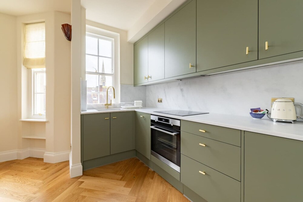The Queensway 1 Bedroom Apartment