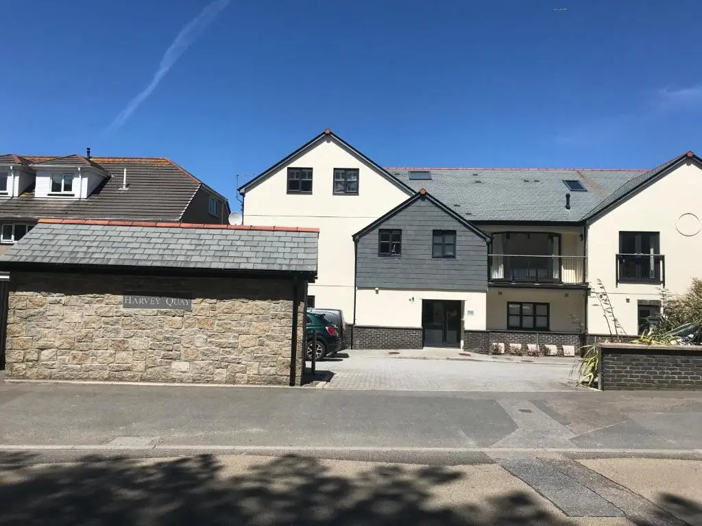 Modern apartment with stunning views, close to amenities and St Ives