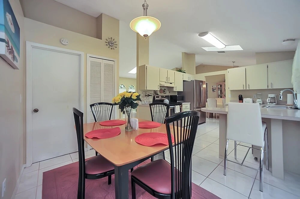 Palm Bay Delight, Large Grass Yard, 20 Minutes To The Beach 3 Bedroom Home