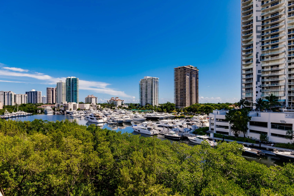 Uhost AI 3BR Condo Stunning Water Views
