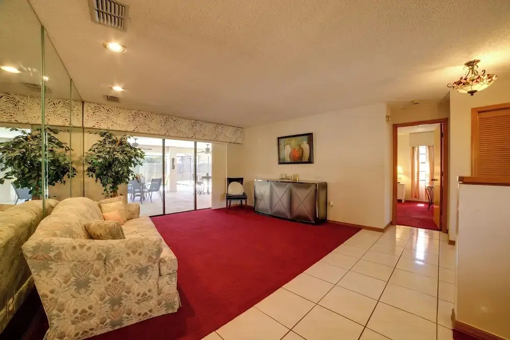 Relaxing Tampa Abode w/ Screened Lanai & Pool