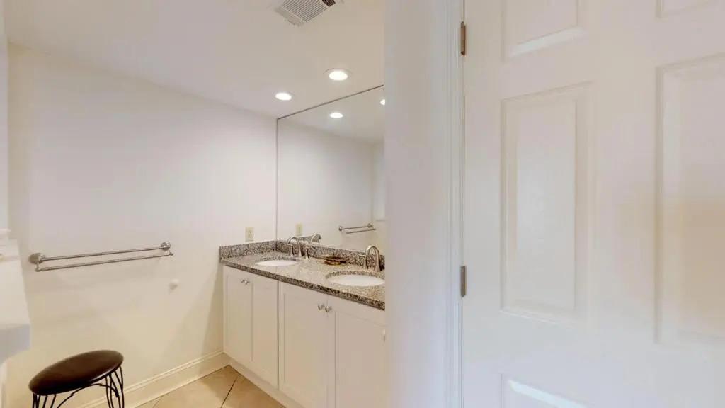 2215 Villamare