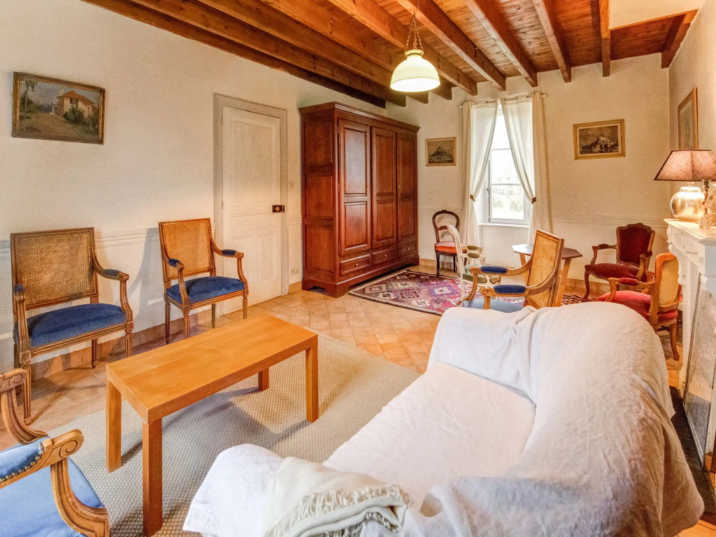 Pretty Holiday Home in Golleville with Private Garden