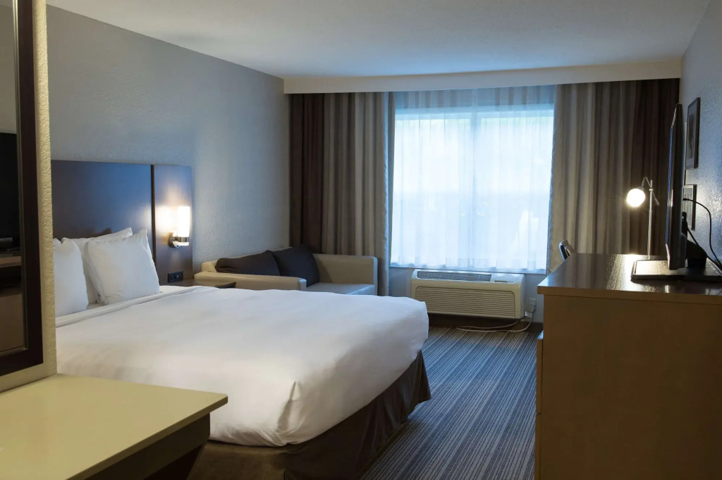 Country Inn & Suites by Radisson, Platteville, WI