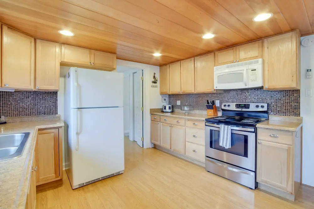 Charming Gold Beach Home < 1 Mi to Rogue River!
